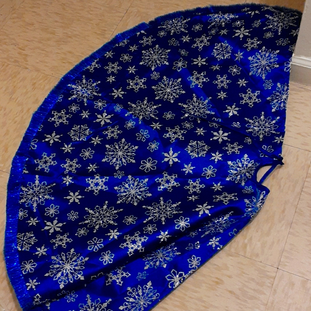 Tree skirt never used